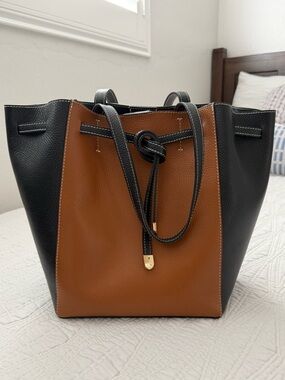 VERA PELLE  Structured Two-Tone Leather Tote Bag in Black and Brown